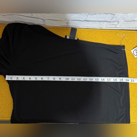 Fashion to Figure  Black Asymmetrical One Shoulder Shirt, Cropped, Size 3 - Picture 5 of 6